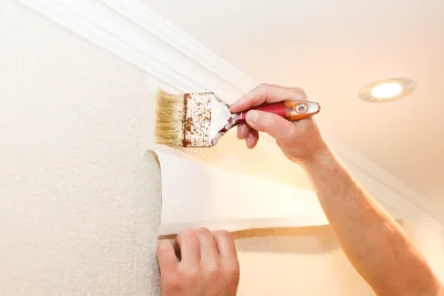 Pose de papier peint à Ouessant — revêtements muraux et toiles de verre